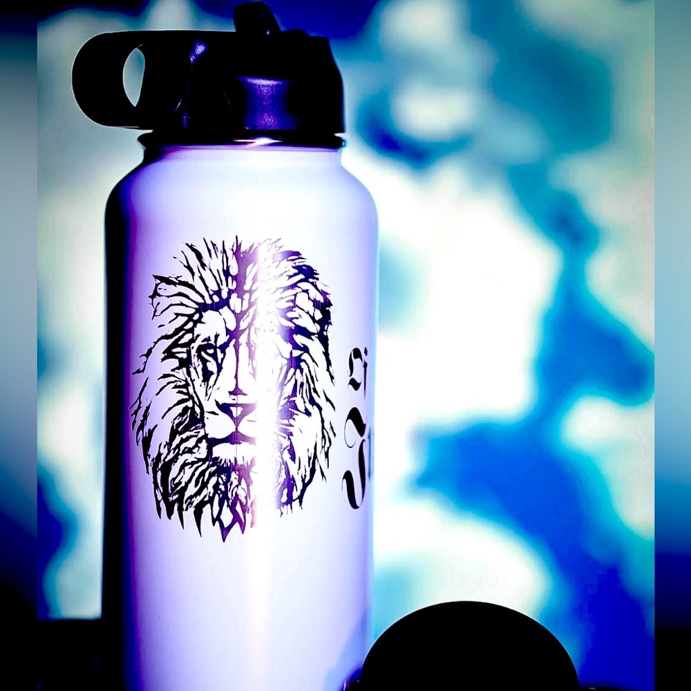Lion of Judah Water Bottle. 32 oz 2 lids. White color. New Never Used!